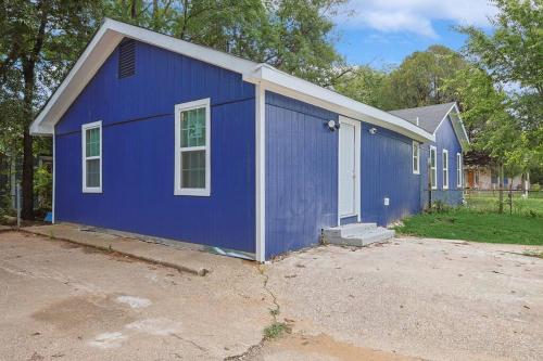 Cowboy Royal Blue Star House 2 mi to Fair Park in Dallas, USA