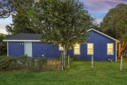 Cowboy Royal Blue Star House 2 mi to Fair Park in Dallas, USA