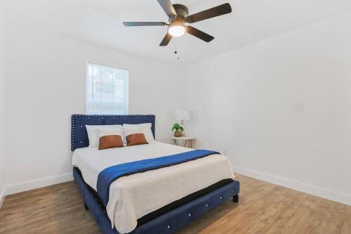 Cowboy Royal Blue Star House 2 mi to Fair Park in Dallas, USA