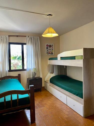 2 bunk beds