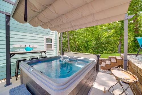 Grand Lake Cottage with Hot Tub in Eucha in Claremore