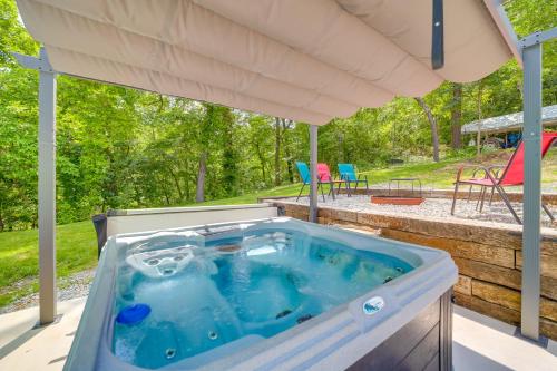 Grand Lake Cottage with Hot Tub in Eucha in Claremore
