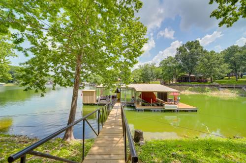 Grand Lake Cottage with Hot Tub in Eucha in Claremore