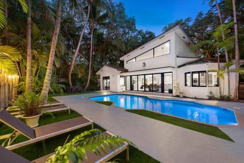 Coconut Grove Villa with heated Pool sleeps 12 - Grove Isle, FL