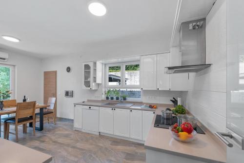 Grosse Luxus-Villa fur 12 Personen mit Pool, Jachuzzi und Meeresnähe (Grosse Luxus-Villa fur 12 Personen mit Pool, Jachuzzi und Meeresnahe) in โรโกซานา