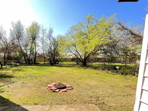 Classy 1K1Q1F1T + Fenced Backyard in Oklahoma City, USA
