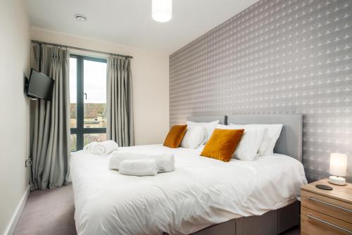 Solar Sanctuary- Skyline Balcony, City Centre, Three Floors, King Beds, Netflix and more!