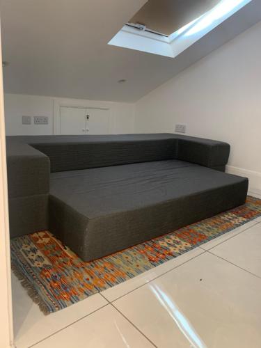 Fully Air-Conditioned Bedroom w 2 Double Beds & King Size Sofa Bed w Ensuite Bathroom Near Grand Union Canal - FREE Parking