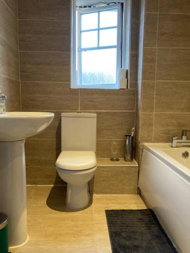 Chessington Home Stay , 3 Bed 6 Guests Free Parking Near M25 JCT9, Chessington world of Adv Resort, Kingston, Epsom, Great for Families & Groups photo 3