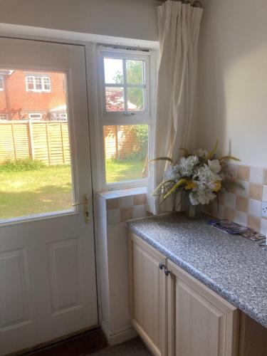 Chessington Home Stay , 3 Bed 6 Guests Free Parking Near M25 JCT9, Chessington world of Adv Resort, Kingston, Epsom, Great for Families & Groups photo 1