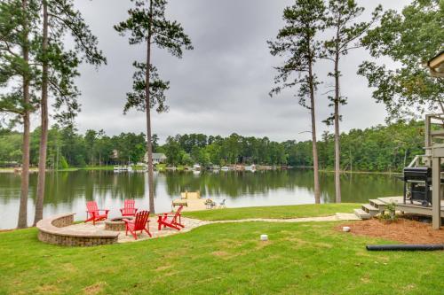 Waterfront Lakehouse with Private Dock and Fire Pit!, Chapin