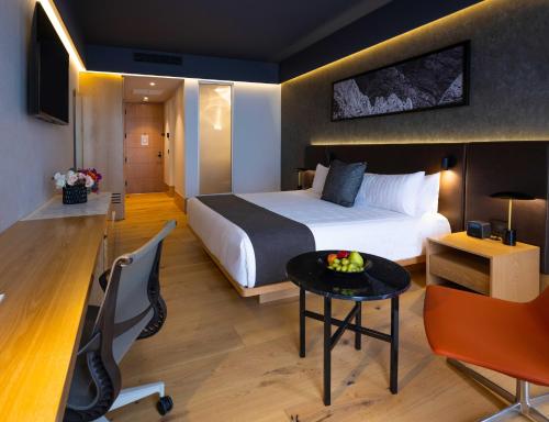 Deluxe Room image 3