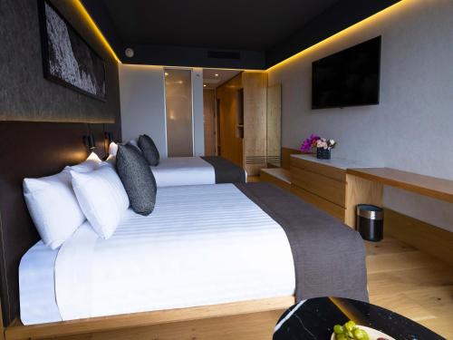 Deluxe Double Room image 2