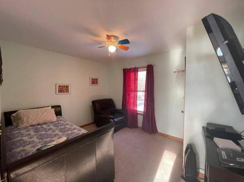 Lakefront!!! 4BR/3BA , sauna, private dock, boat.. in Arrowhead Lake, USA