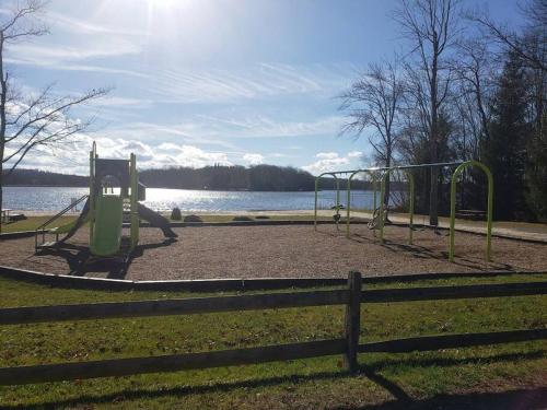 Lakefront!!! 4BR/3BA , sauna, private dock, boat.. in Arrowhead Lake, USA
