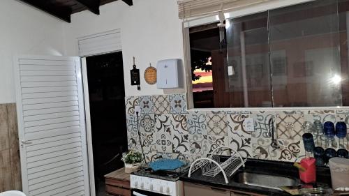 廚房, casa de praia beira do mar, pé na areia (casa de praia beira do mar, pe na areia) in 里貝朗達伊利亞
