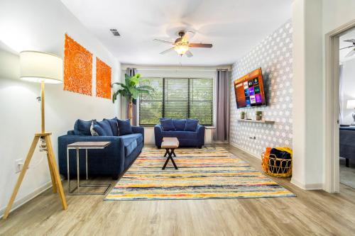 Location! Colorful - 2 bedroom / 2 bathroom