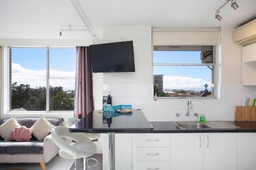 'Bondi Fairview' Coastal Panorama with Balcony - image 8