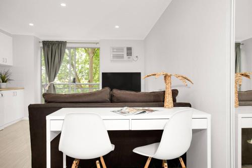 The Crows Nest Spacious Studio with Balcony - image 7