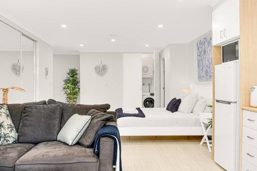 The Crows Nest Spacious Studio with Balcony - image 3