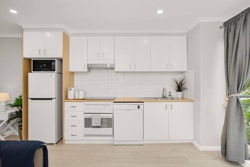 The Crows Nest Spacious Studio with Balcony - image 11