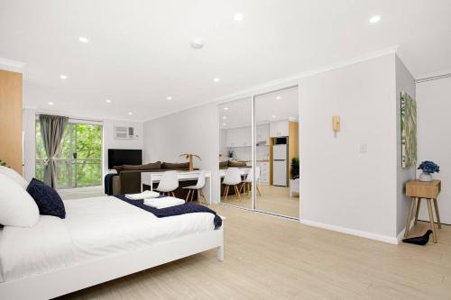 The Crows Nest Spacious Studio with Balcony - image 4