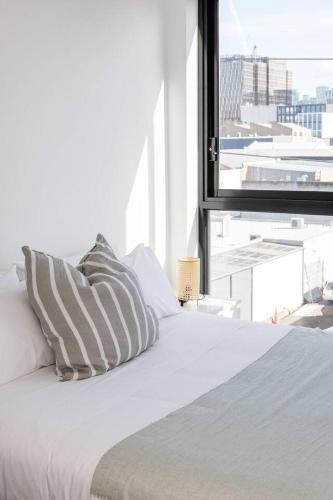 One-Bedroom Apartment image 6
