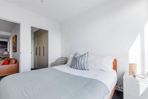One-Bedroom Apartment image 5