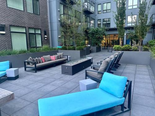 Modern Apartment Downtown Tacoma near the convention center, Free Netflix , King size bed & futon sofa bed , AC, Great Amenities Rooftop, self-check-in