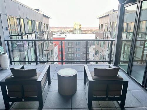 Modern Apartment Downtown Tacoma near the convention center, Free Netflix , King size bed & futon sofa bed , AC, Great Amenities Rooftop, self-check-in