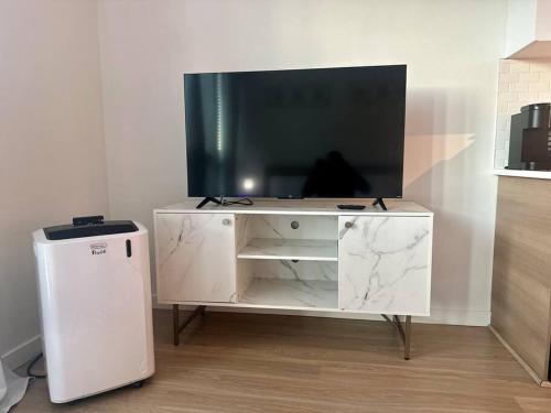 Modern Apartment Downtown Tacoma near the convention center, Free Netflix , King size bed & futon sofa bed , AC, Great Amenities Rooftop, self-check-in