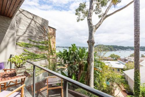 Bright & Breezy Harbour Views at McMahons Point