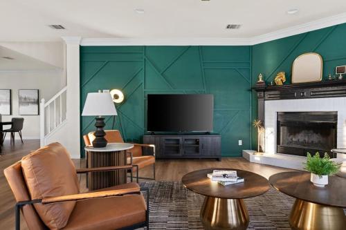 The Mad Hatter - Heated Pool Gameroom & More in Pflugerville, USA