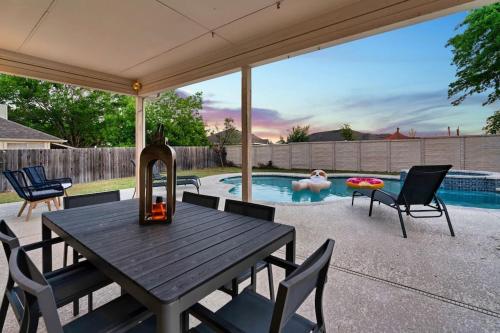 The Mad Hatter - Heated Pool Gameroom & More in Pflugerville, USA