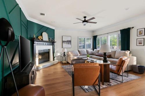 The Mad Hatter - Heated Pool Gameroom & More in Pflugerville, USA