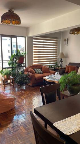 Bendra svetainė / televizorius, Habitaciones Frente Club Tenis in Kočabamba