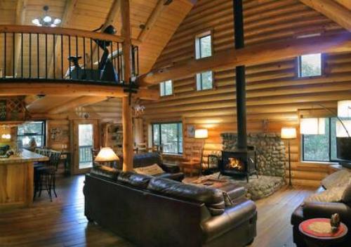 Eagles Nest - Natural Log Cabin with Guest House