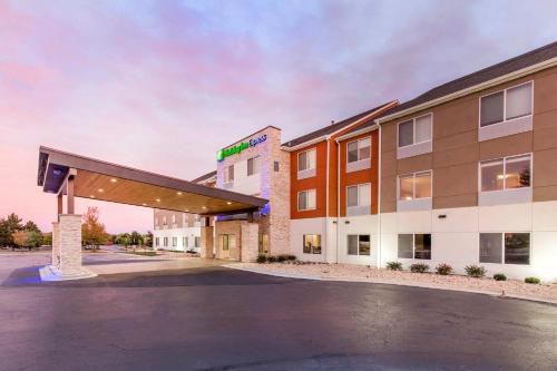 Holiday Inn Express and Suites Chicago West - St Charles, an IHG Hotel