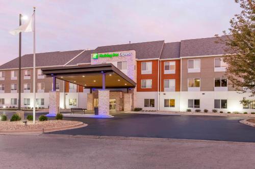 . Holiday Inn Express and Suites Chicago West - St Charles, an IHG Hotel
