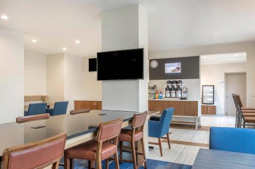 Holiday Inn Express and Suites Chicago West - St Charles, an IHG Hotel