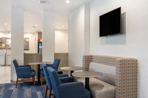 Holiday Inn Express & Suites Chicago West - St Charles