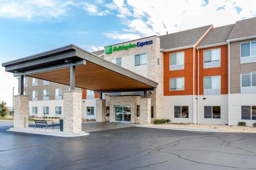 Holiday Inn Express and Suites Chicago West - St Charles, an IHG Hotel