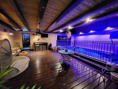 Swimming pool, צימר בוטיק אדלה Zimmer boutique adela in Arad