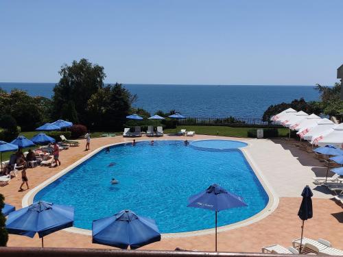 Вид, SUN AND FLOWERS APARTMENTS in front of the sea in Каварна