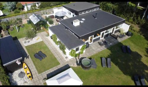  Recharging luxury stay for maksimum 4 people with magnificent sea view NO BREAKFAST - One bathroom - Hottub open from 15April-1November in Fakse Ladeplads