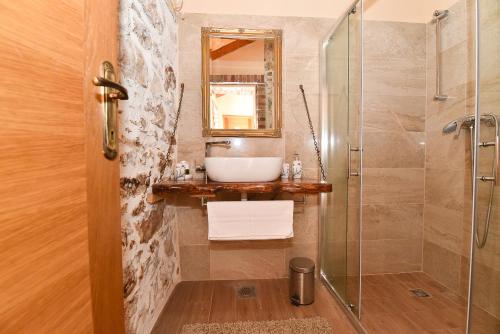 ห้องน้ำ, Stone Villa with pool for 12 guests in กาโลวัซ