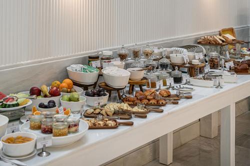 Avra City Hotel - image 9