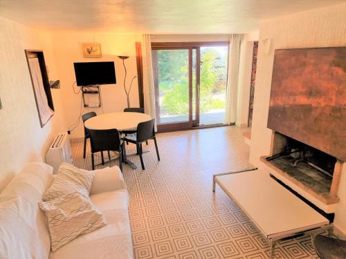 Chalet spacieux 10 pers, 4 chambres, jardin, cheminée, animaux OK, ménage fin séjour option - FR-1-393-38 gîte à louer Boyer