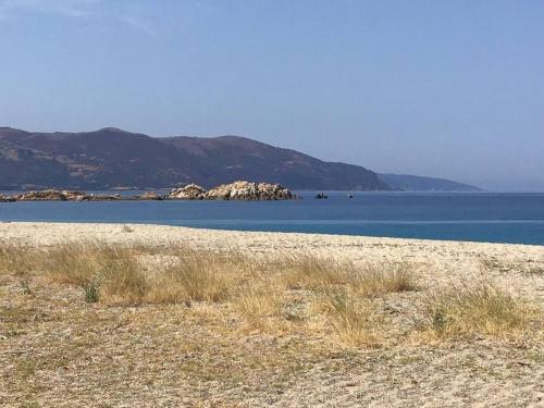 Bergerie entièrement rénovée posée sur la plage.