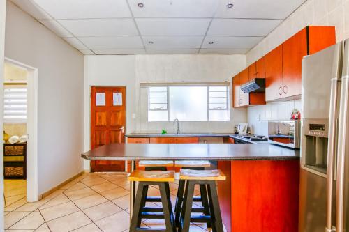 Kitchen, BM Gardens Apartment Hotel in Germiston